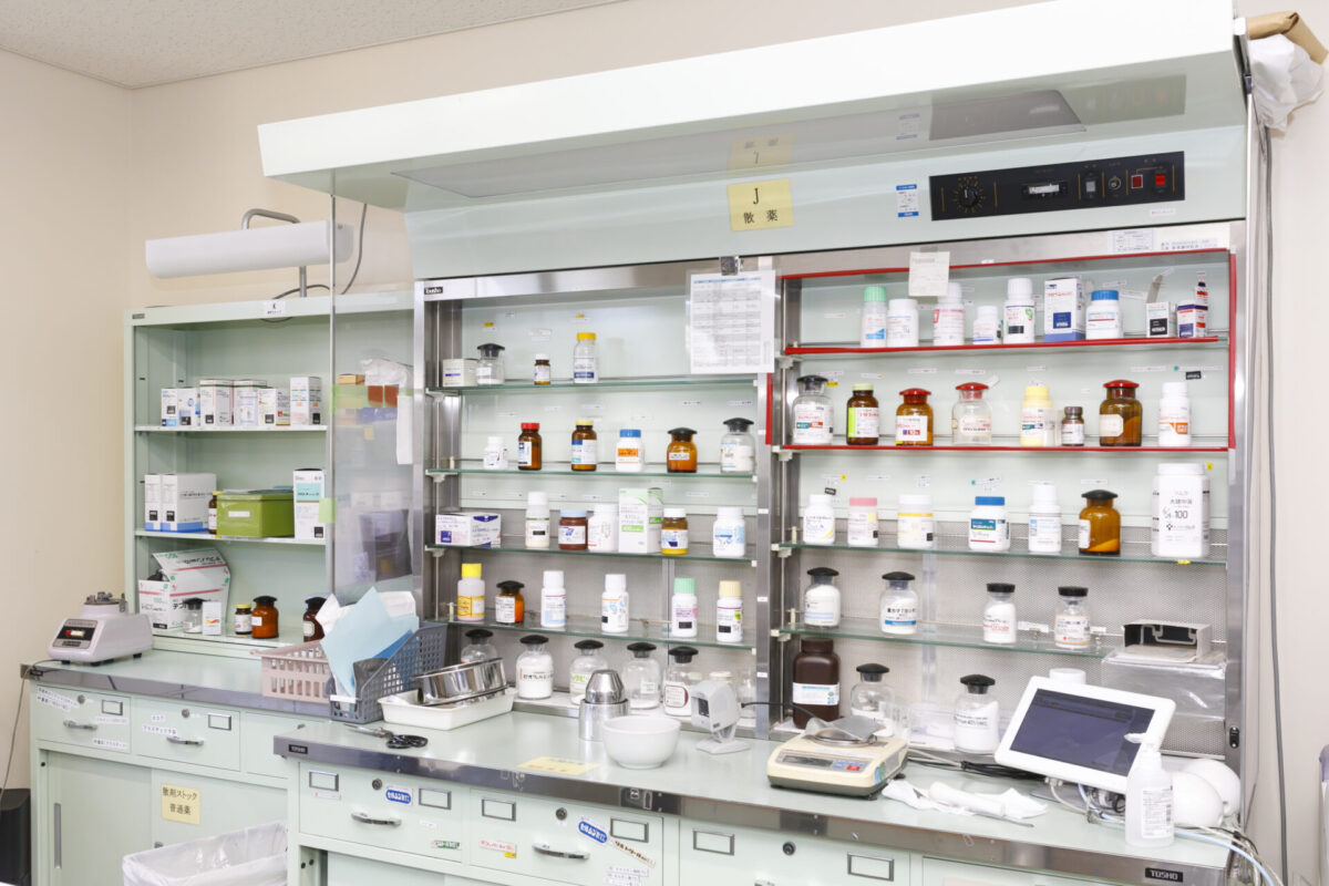 散剤棚と散剤監査システム